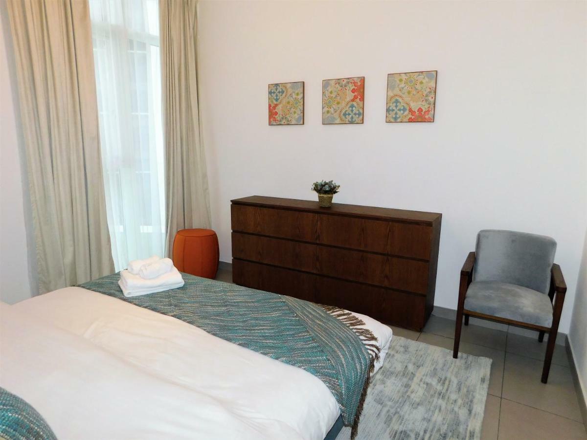 Luton Vacation Homes - Royal Bay *